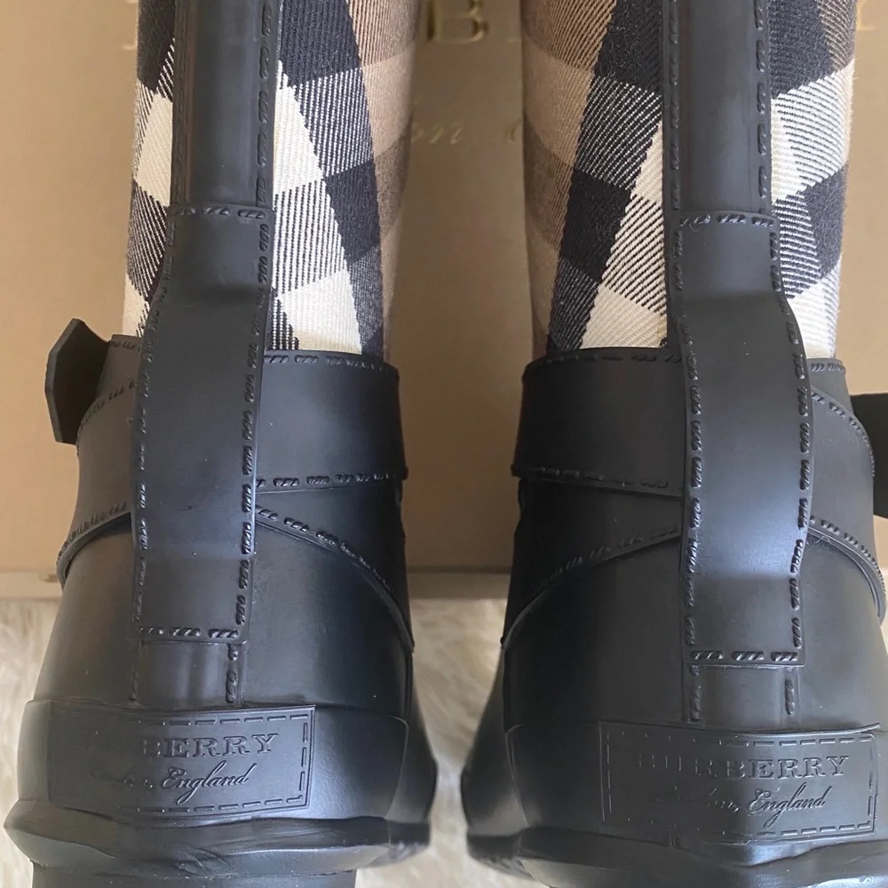 Burberry check rain boot (fits sizes 9-10) - Picture 7 of 13